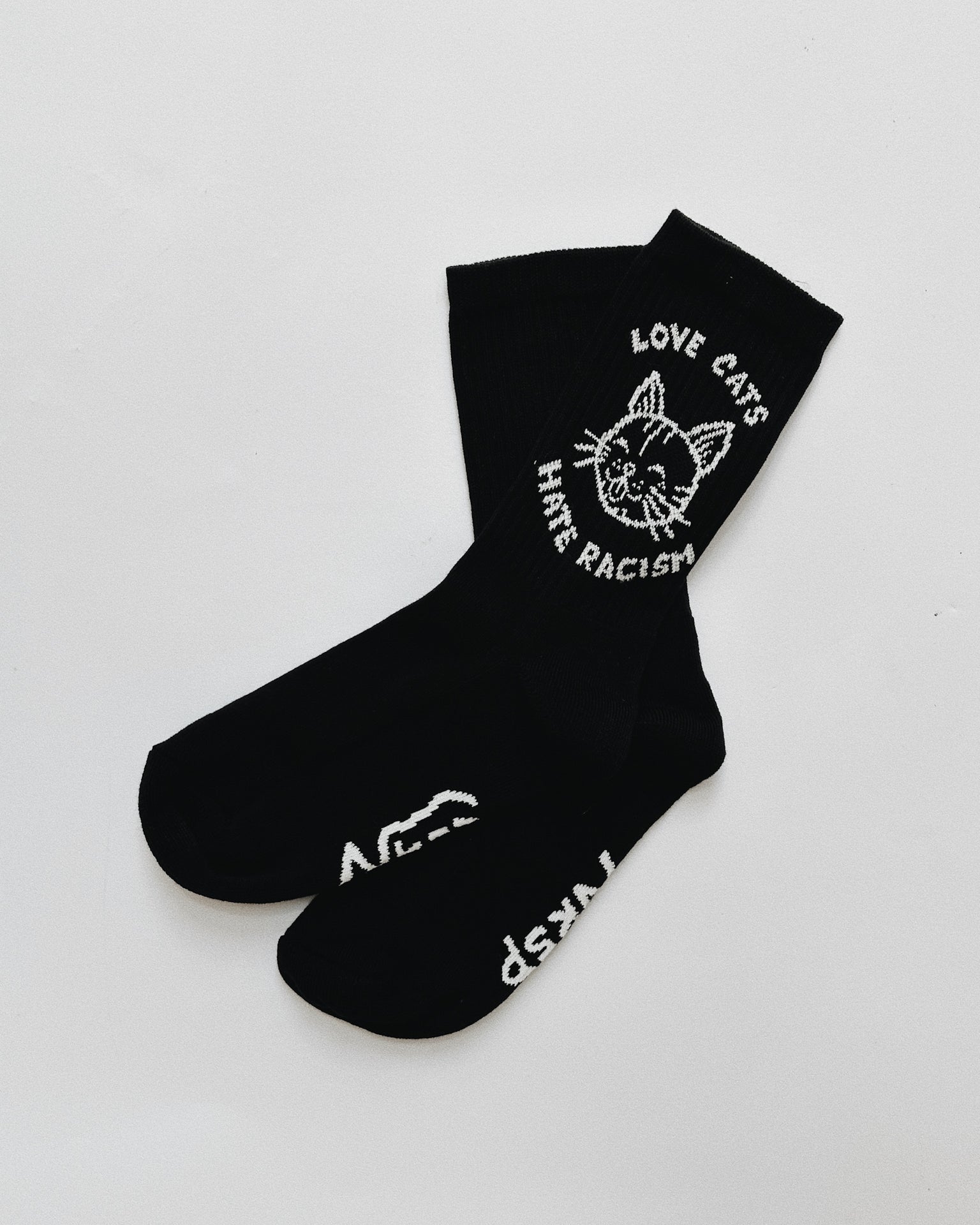 Love Cats Hate Racism Socken von NKSP – schwarze Crew-Socken