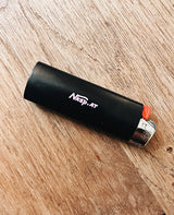 Eat The Rich Feuerzeug Schwarz von NKSP – Rückseite mit Logo