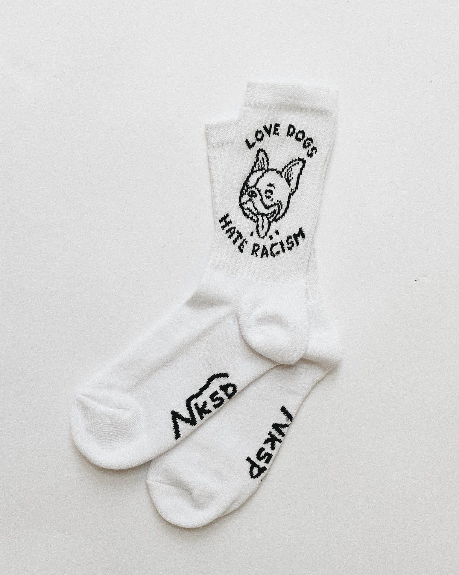 Weiße Sportsocken von NKSP – Paar flach gelegt, Motiv am Schaft, NKSP-Schriftzug am Fuß