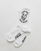 Weiße Sportsocken von NKSP – Paar flach gelegt, Motiv am Schaft, NKSP-Schriftzug am Fuß