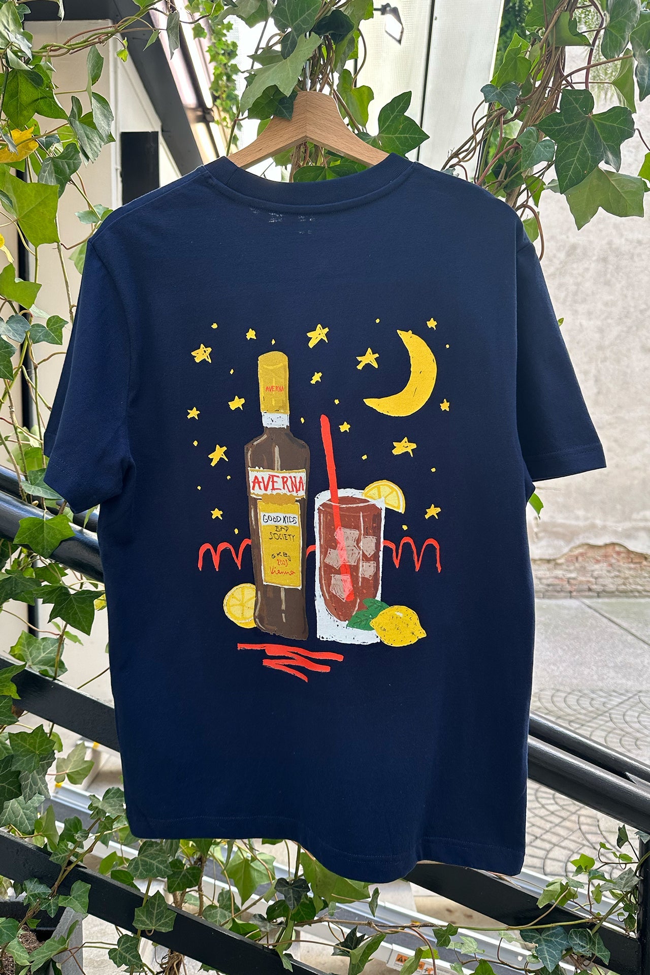 Wien Streetwear T-Shirt Navy, Rückenprint mit Averna-Flasche, Cocktailglas, Mond und Sternen, Loose Fit Bio Baumwolle