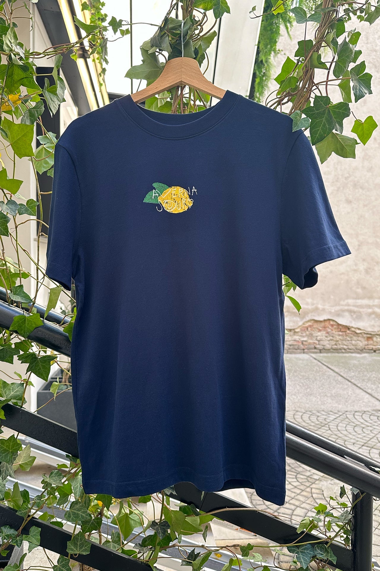 Navy Loose Fit T-Shirt Vorderansicht, kleiner Zitronen-Print mit Schriftzug Averna Sour auf der Brust, Wien Streetwear