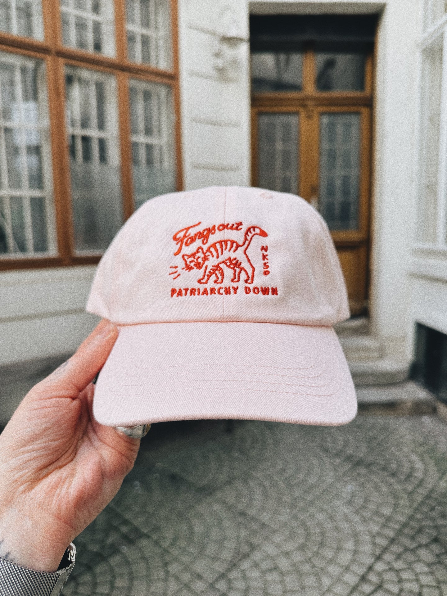 Fangs Out Patriarchy Down Dad Cap von NKSP