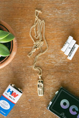 Nokia 3310 Pendant Necklace Gold – 14K vergoldeter Handy-Anhänger auf 60cm Curb Chain, Draufsicht