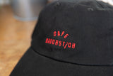 Detailaufnahme roter Cafe Bauchstich Stickerei auf schwarzer Baumwoll Dad Cap, Wien Streetwear