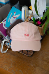 Rosa Dad Cap mit rot gestickter 13:12 Stickerei vorne, im Drahtkorb – Baumwolle Wien Streetwear