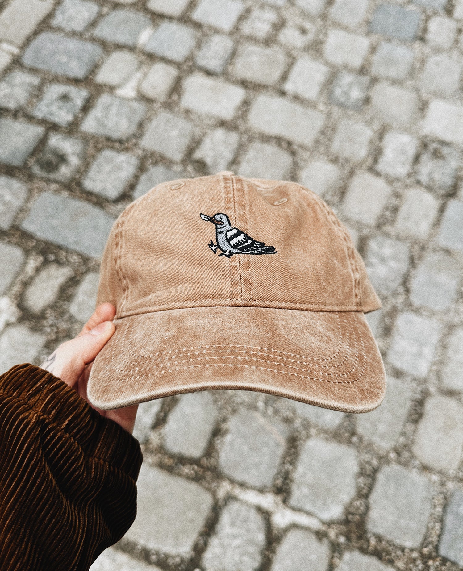 Justice Pigeon Dad Cap von NKSP – gestickte Taube, Frontansicht