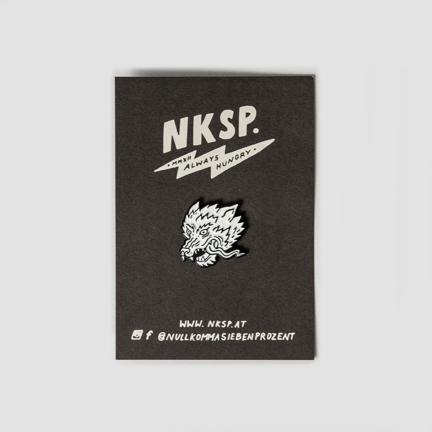 Always Hungry Pin von NKSP – Pin auf schwarzer Steckkarte mit NKSP-Blitz
