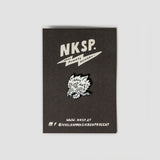 Always Hungry Pin von NKSP – Pin auf schwarzer Steckkarte mit NKSP-Blitz