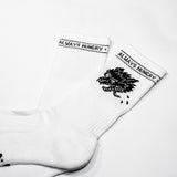 Always Hungry Socken Weiß von NKSP – Nahaufnahme des eingestrickten Wolfskopfs