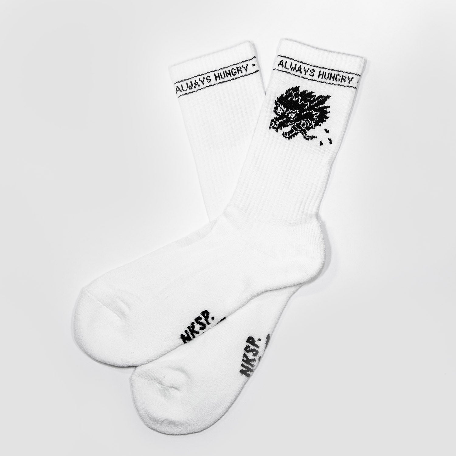 Always Hungry Socken Weiß von NKSP – Paar flach gelegt mit NKSP-Schriftzug am Fuß