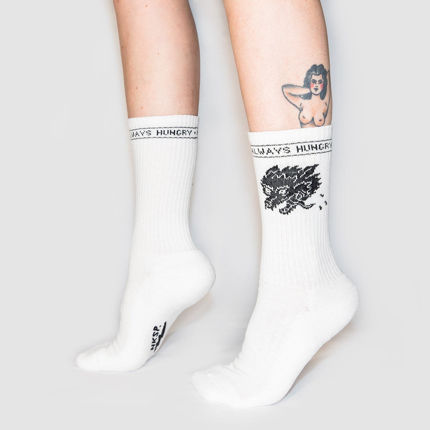 Always Hungry Socken Weiß von NKSP – am Bein getragen, NKSP-Schriftzug am Fuß