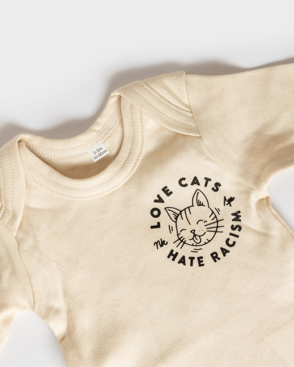 Love Cats Hate Racism Baby Body von NKSP – Vorderansicht