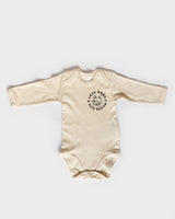 Love Dogs Hate Racism Baby Body Natur von NKSP – Ganzansicht