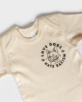 Love Dogs Hate Racism Baby Body Natur von NKSP – Nahaufnahme Print