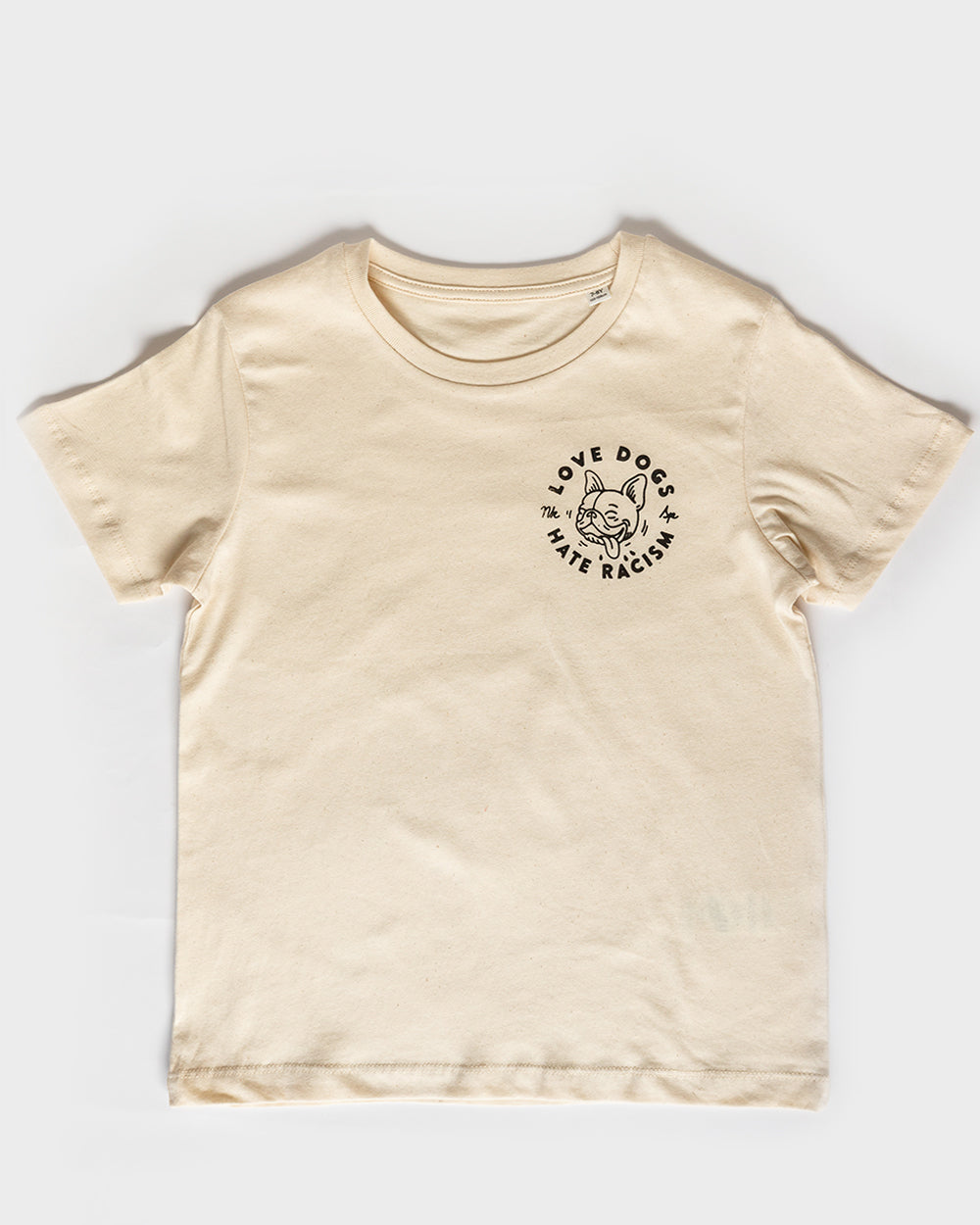 Love Dogs Hate Racism Kinder T-Shirt Natur von NKSP – Vorderansicht flach gelegt