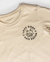 Love Dogs Hate Racism Kinder T-Shirt Natur von NKSP – Nahaufnahme des runden Iggy-Prints