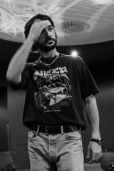Poisoned by Sound Oversized T-Shirt Schwarz von NKSP – Model, Lifestyle-Foto
