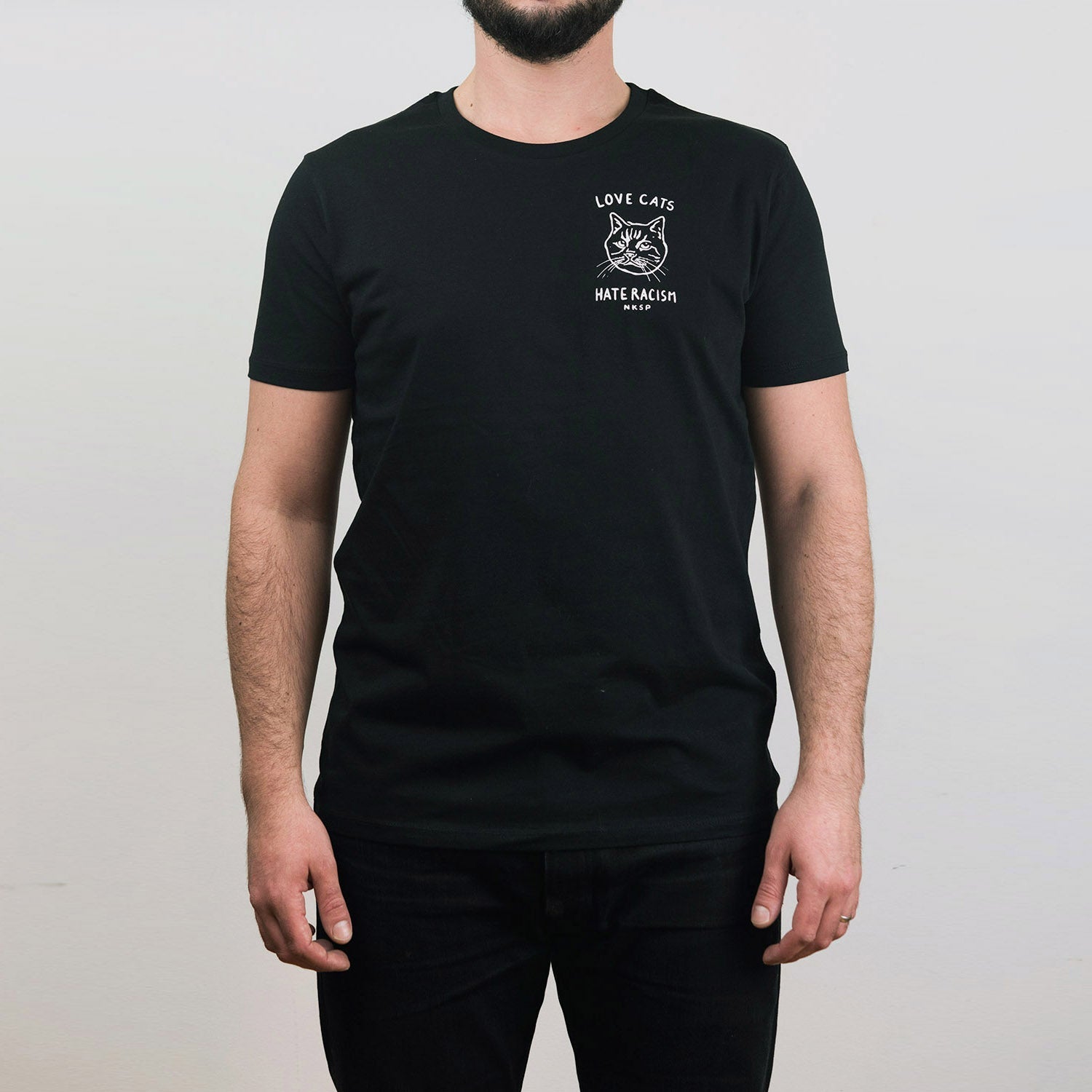 Love Cats Hate Racism T-Shirt von NKSP – handillustrierte Katze, Vorderansicht