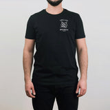 Love Cats Hate Racism T-Shirt von NKSP – handillustrierte Katze, Vorderansicht