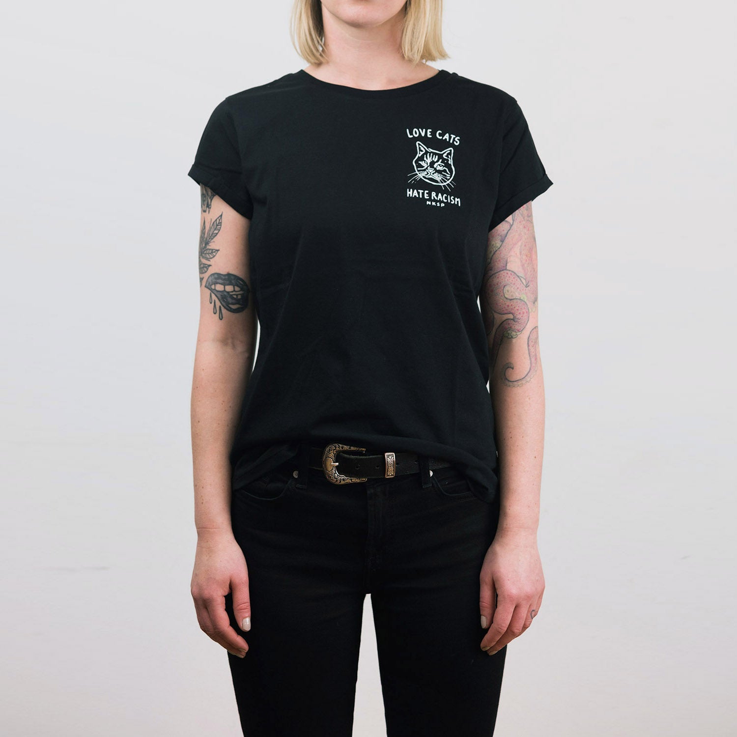 Love Cats Hate Racism Damen T-Shirt von NKSP – handillustrierte Katze, Vorderansicht