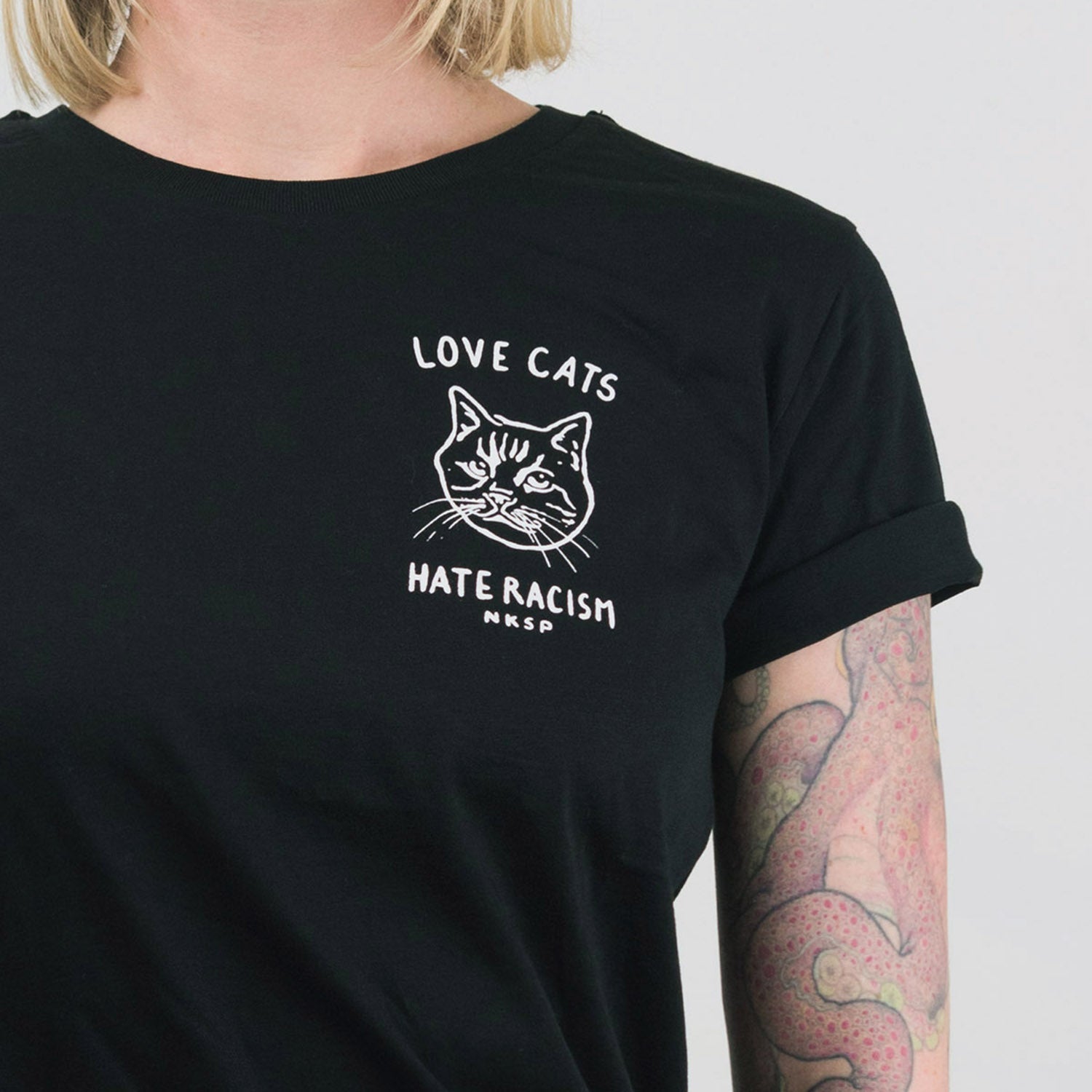 Love Cats Hate Racism T-Shirt von NKSP