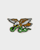 Life's Hard Pin von NKSP – Emaille-Pin mit Adler, der eine grüne Schlange packt, im Old-School-Tattoo-Stil