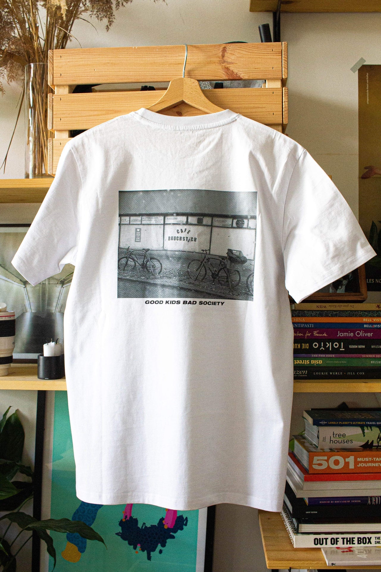 Rückseite weißes Wien Streetwear T-Shirt, schwarz-weißer DTF-Print leerstehender Lokale, Fahrräder