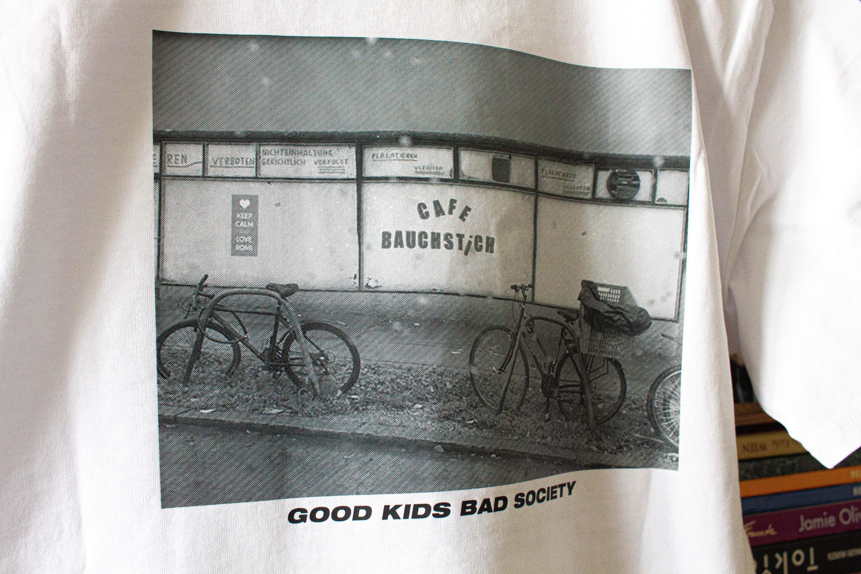 Detailansicht Rückenprint: Schwarz-Weiß-Foto Cafe Bauchstich Wien 20. Bezirk, Fahrräder davor