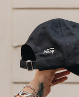 Fangs Out Patriarchy Down Dad Cap Schwarz von NKSP – Rückseite mit Verschluss