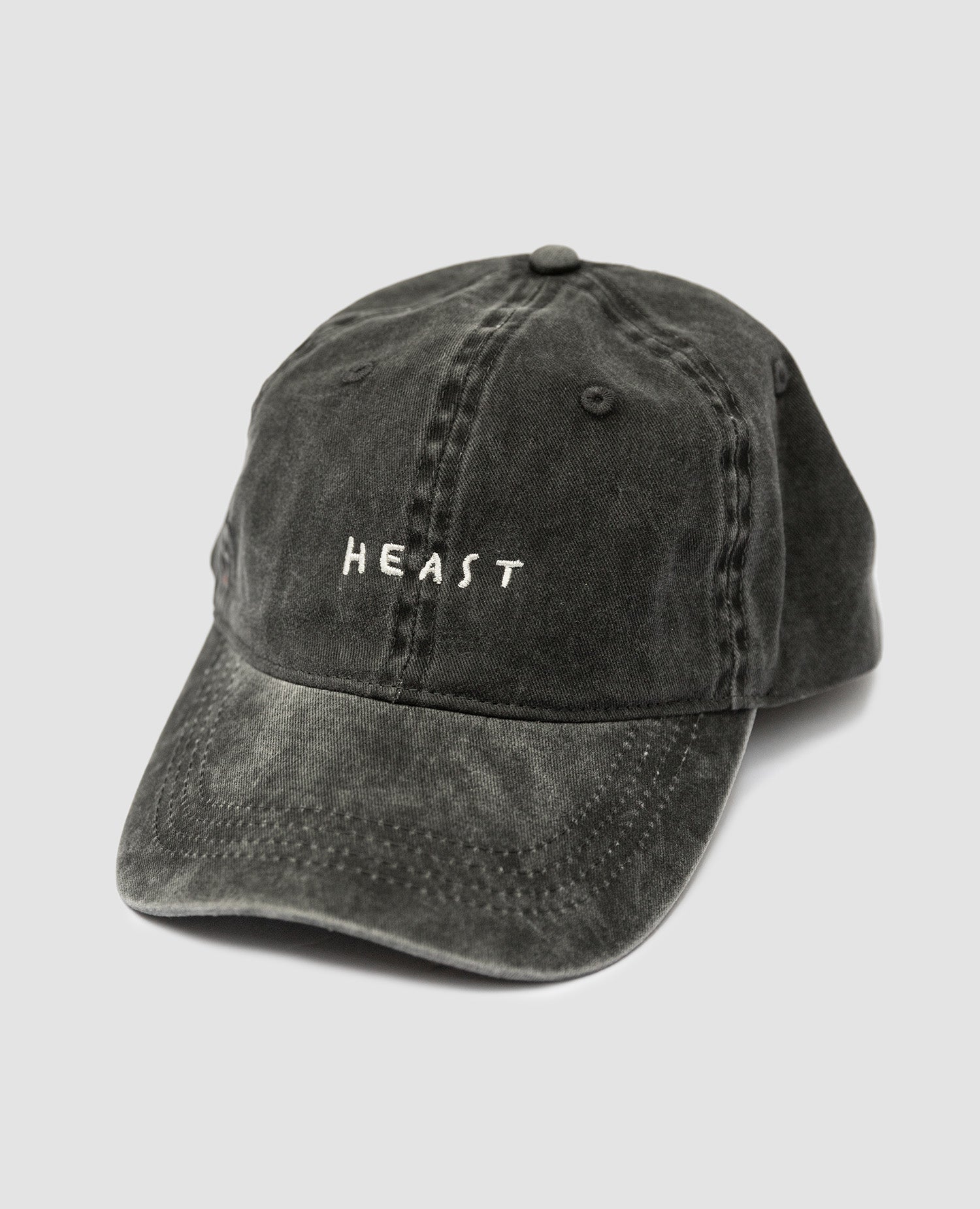 Heast Dad Cap von NKSP – Frontansicht mit Stickerei