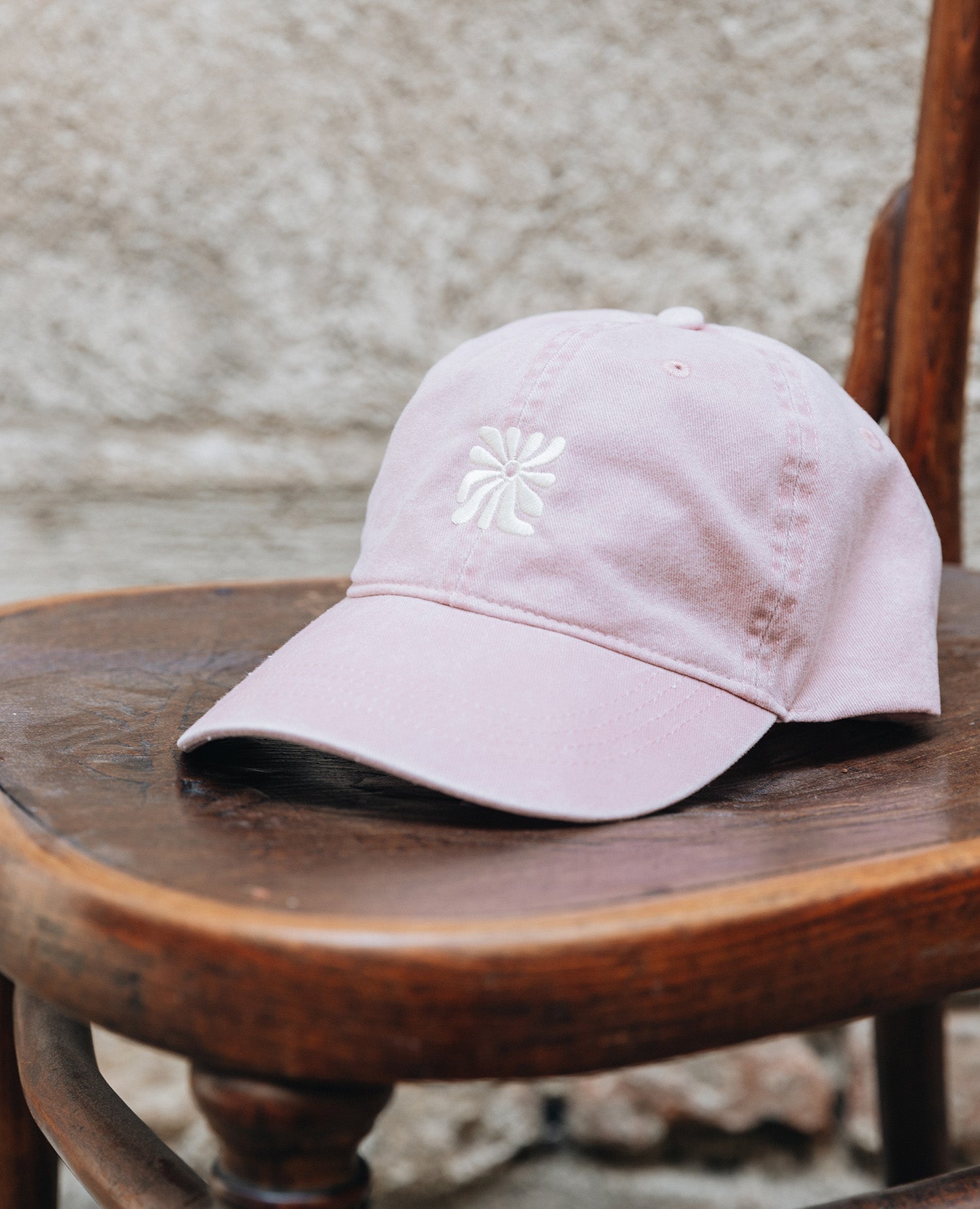 Love Wins Dad Cap von NKSP – Frontansicht mit Stickerei