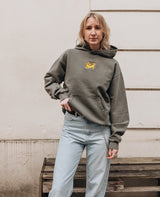 Chaos Hoodie Vintage Khaki von NKSP – Vorderansicht am Model mit Kängurutasche