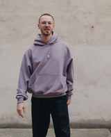 Blume Hoodie Lila von NKSP – gesticktes Blumenmotiv im Stil der Wiener Werkstätte, oversized am Model