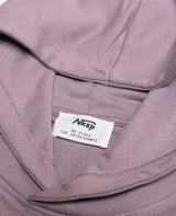 Blume Hoodie Lila von NKSP – Detail mit Nackenlabel „No place for intolerance“