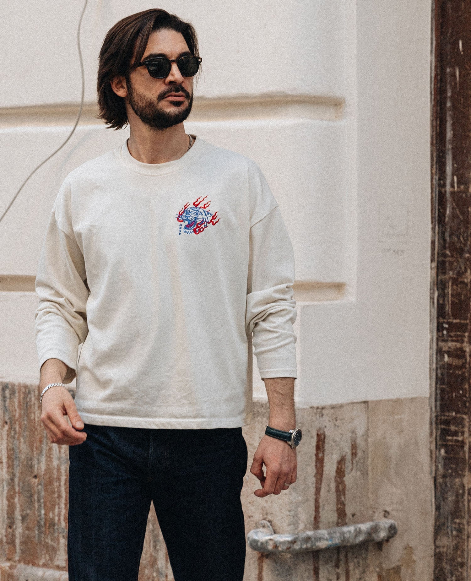 Tiger Longsleeve von NKSP – gesticktes Tiger-Motiv, Vorderansicht
