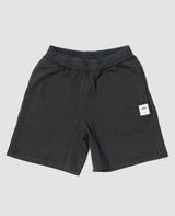 SFW Shorts Schwarz von NKSP – Sweatshorts flach gelegt mit gewebtem Label am Bein