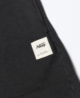 SFW Shorts Schwarz von NKSP – Nahaufnahme des gewebten Nksp-Labels