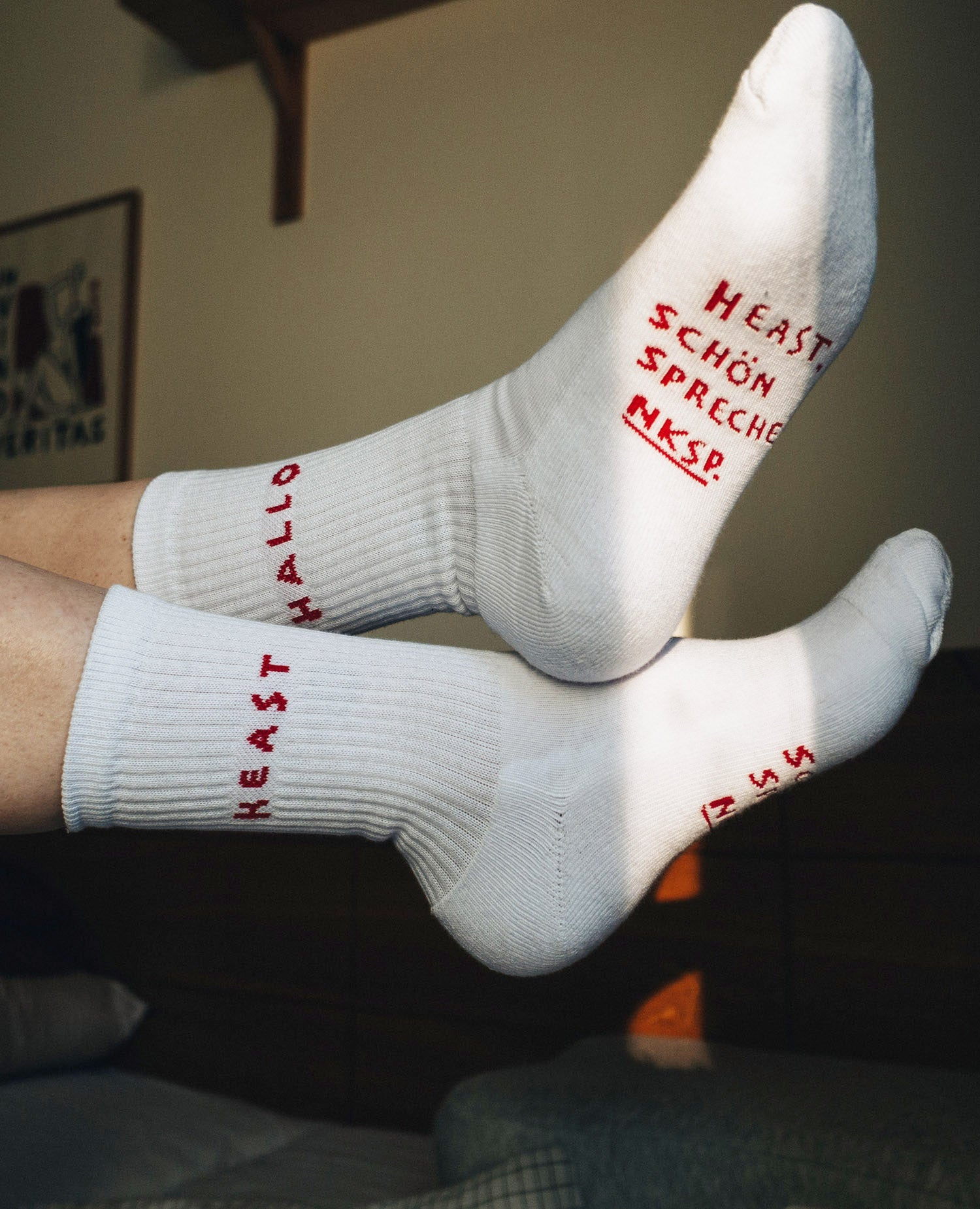 Heast Hallo Socken von NKSP – weiße Crew-Socken