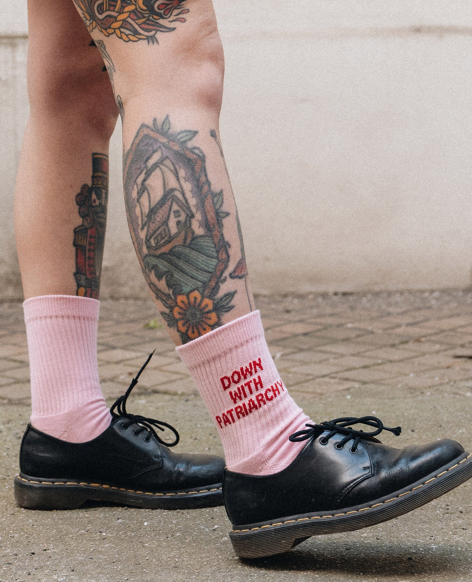 Down with Patriarchy Socken von NKSP – pinke Crew-Socken
