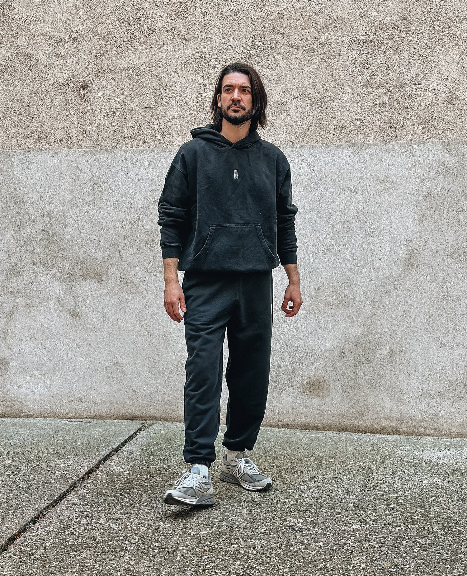 Blume Hoodie Schwarz von NKSP – Ganzkörperansicht am Model im Set mit Sweatpants