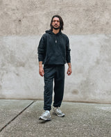 Blume Hoodie Schwarz von NKSP – Ganzkörperansicht am Model im Set mit Sweatpants