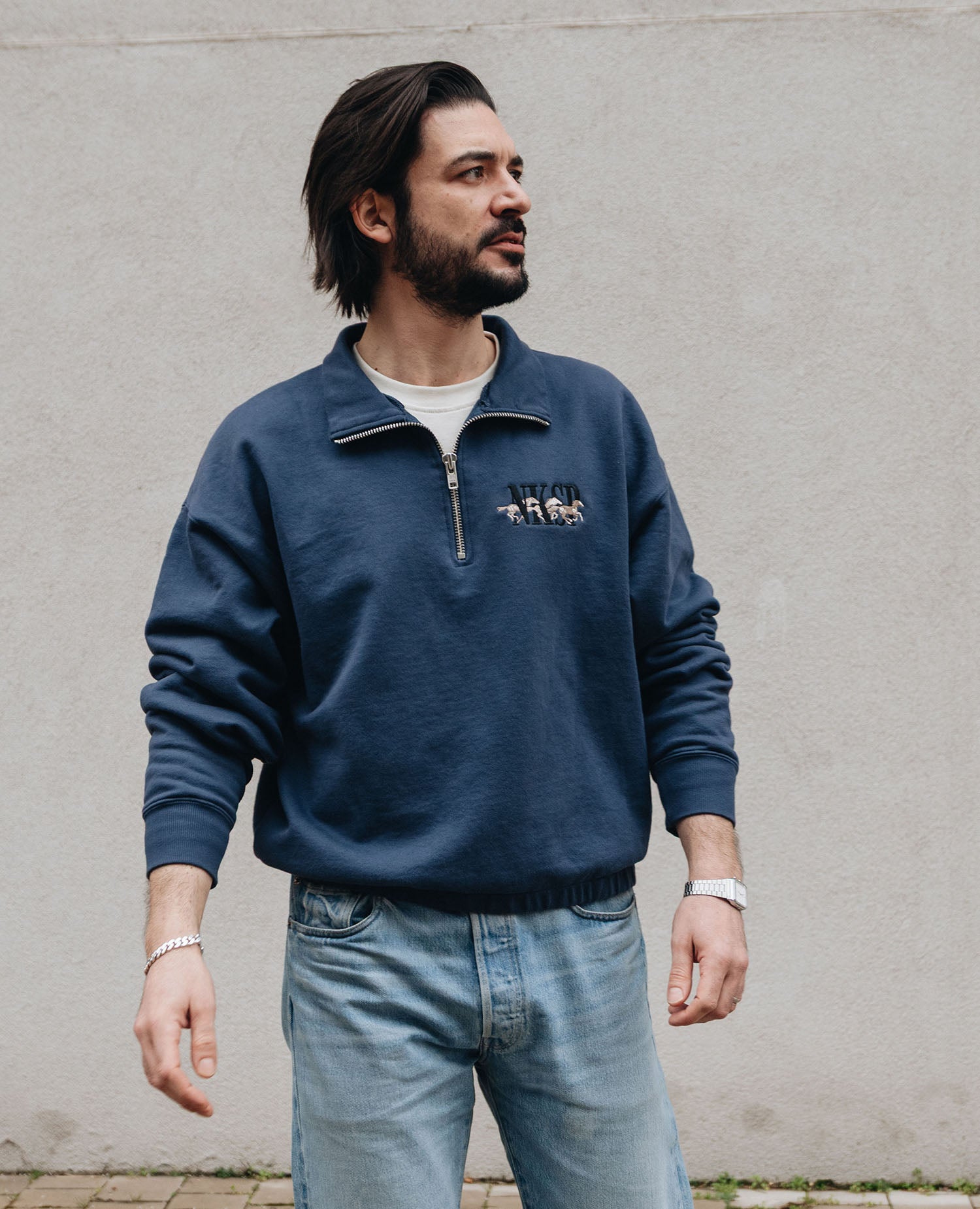 Wild Horses Half-Zip Sweatshirt von NKSP – gesticktes Pferd-Motiv, Vorderansicht
