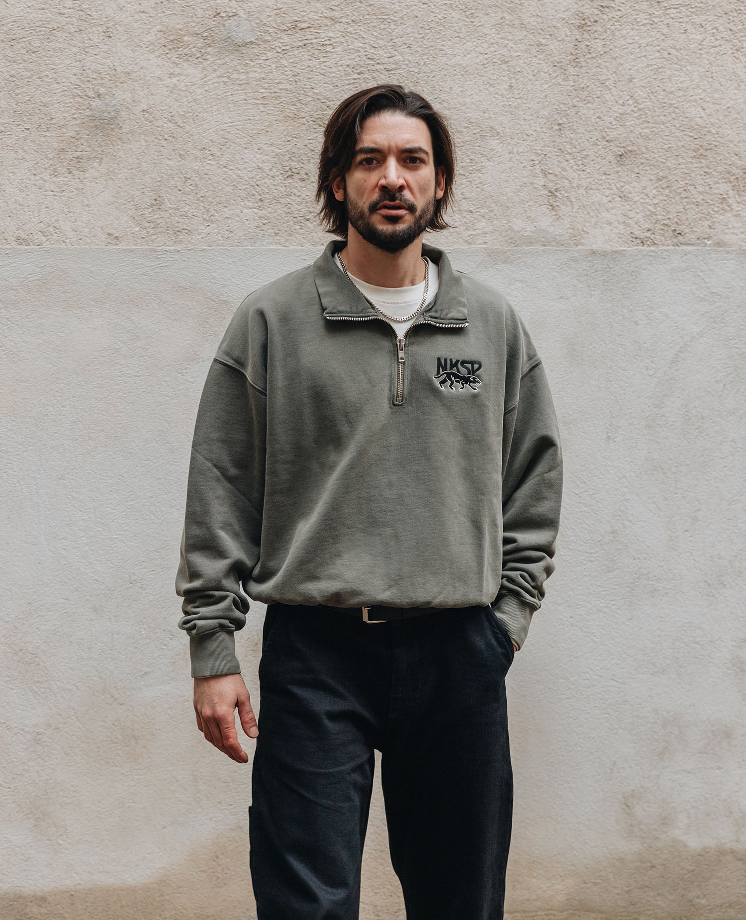 Panther Half-Zip Sweatshirt von NKSP – gesticktes Panther-Motiv, Vorderansicht