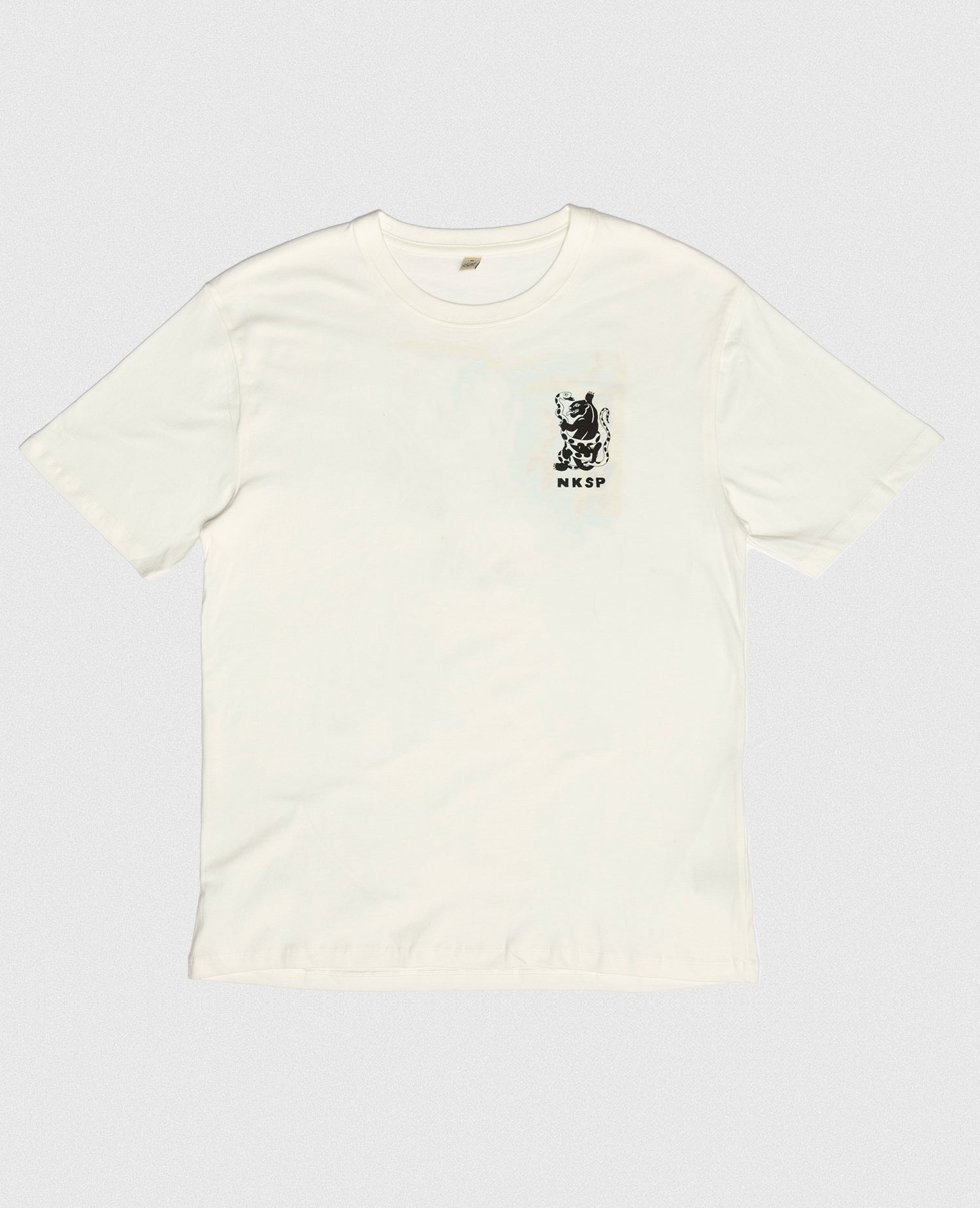 A Place For Diversity T-Shirt Off-White von NKSP – Vorderansicht flach gelegt mit kleinem Brustdruck