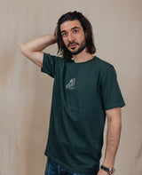 Instant Karma T-Shirt Dunkelgrün von NKSP – am Model getragen