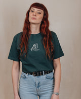 Instant Karma T-Shirt Dunkelgrün von NKSP – gestickte Hand mit Schlange und Schriftzug, am Model