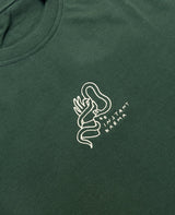 Instant Karma T-Shirt Dunkelgrün von NKSP – Nahaufnahme der cremefarbenen Stickerei