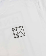 Kein Platz für Intoleranz T-Shirt Weiß von NKSP – Nahaufnahme des Monogramms vorne