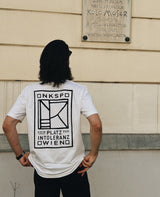 Kein Platz für Intoleranz T-Shirt Weiß von NKSP – Rückendruck, vor der Gedenktafel für Kolo Moser in Wien